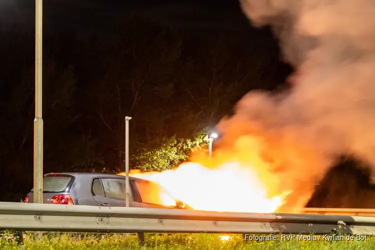 Auto brandt uit op snelweg bij Vijfhuizen