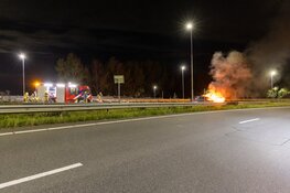 Auto brandt uit op snelweg bij Vijfhuizen