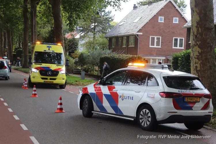 Scooterrijdster gewond na botsing tegen personenauto