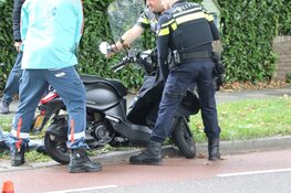 Scooterrijdster gewond na botsing tegen personenauto