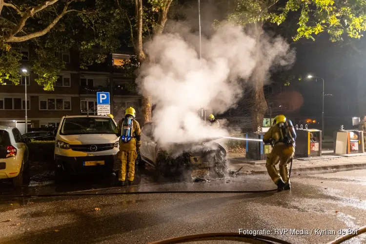 Politie onderzoekt nachtelijke autobrand in Zwanenburg