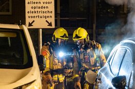 Politie onderzoekt nachtelijke autobrand in Zwanenburg