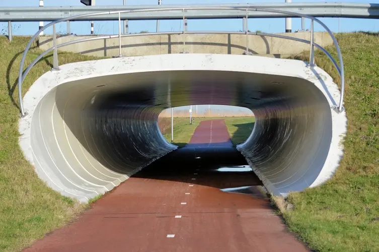 Streetartkunstwerk vier jaargetijden in fietstunnel Hoofddorp onthuld