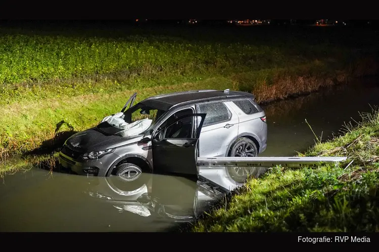 Auto vliegt uit de bocht en eindigt in sloot