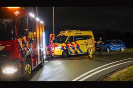 Auto vliegt uit de bocht en eindigt in sloot