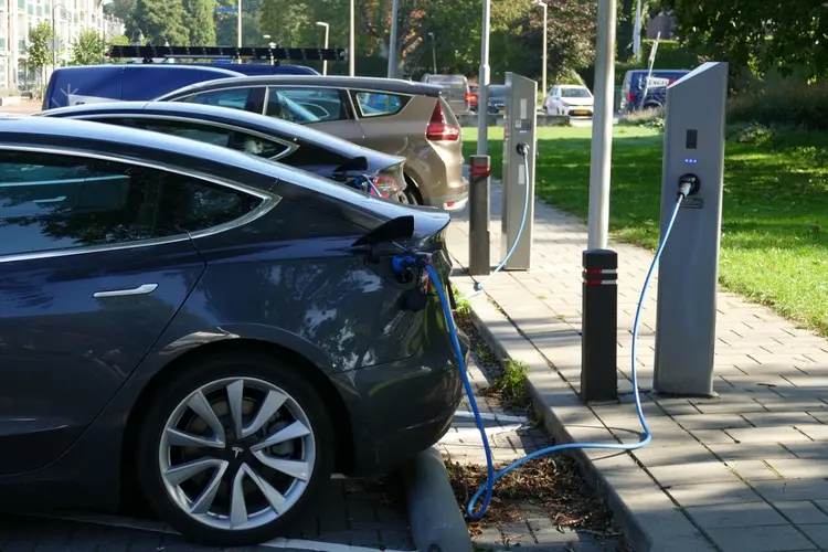 Proef met laadplekken voor elektrische auto’s die geen ruimte kosten