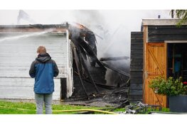 Schuren verwoest door brand in Zwanenburg