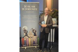 Tweede druk voor politieke thriller De val van de democratie