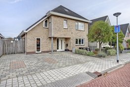 Klaversloot 41 in Broek op Langedijk, energiezuinige vrijstaande royale woning, gelegen aan het water, geschikt voor wonen en werken