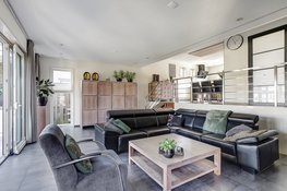 Klaversloot 41 in Broek op Langedijk, energiezuinige vrijstaande royale woning, gelegen aan het water, geschikt voor wonen en werken