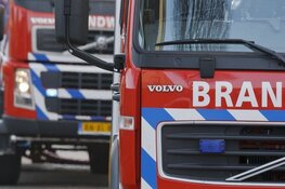 Grote brand bij autosloperij op bedrijventerrein in Vijfhuizen