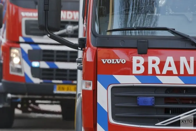 Grote brand bij autosloperij op bedrijventerrein in Vijfhuizen