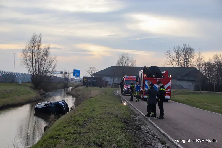 Automobilist belandt in sloot naast A5