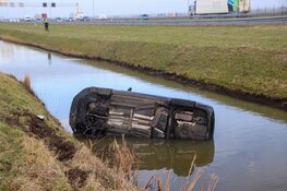 Automobilist belandt in sloot naast A5