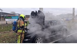 Voertuig volledig uitgebrand tijdens rit in Hoofddorp