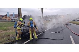 Voertuig volledig uitgebrand tijdens rit in Hoofddorp