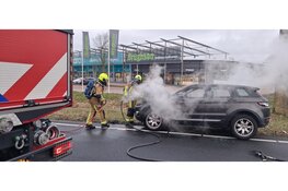Voertuig volledig uitgebrand tijdens rit in Hoofddorp