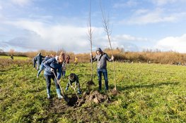 Kinderen planten laatste bomen in Geboortebos Park Zwanenburg