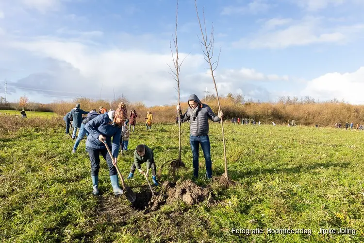 Kinderen planten laatste bomen in Geboortebos Park Zwanenburg
