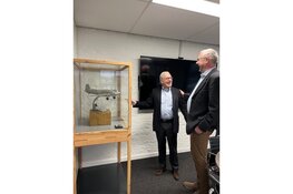 De Raad Groep ontvangt bijzonder DC-3 model na vertrek Stichting Nederlands Transport Museum uit Bolsgebouw