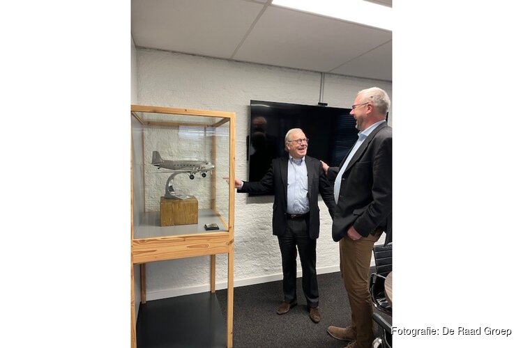 De Raad Groep ontvangt bijzonder DC-3 model na vertrek Stichting Nederlands Transport Museum uit Bolsgebouw