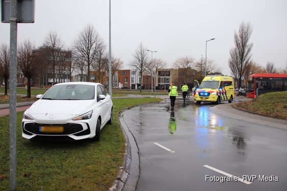 Fietser gewond na aanrijding met auto op rotonde