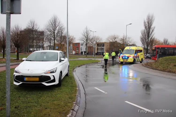Fietser gewond na aanrijding met auto op rotonde