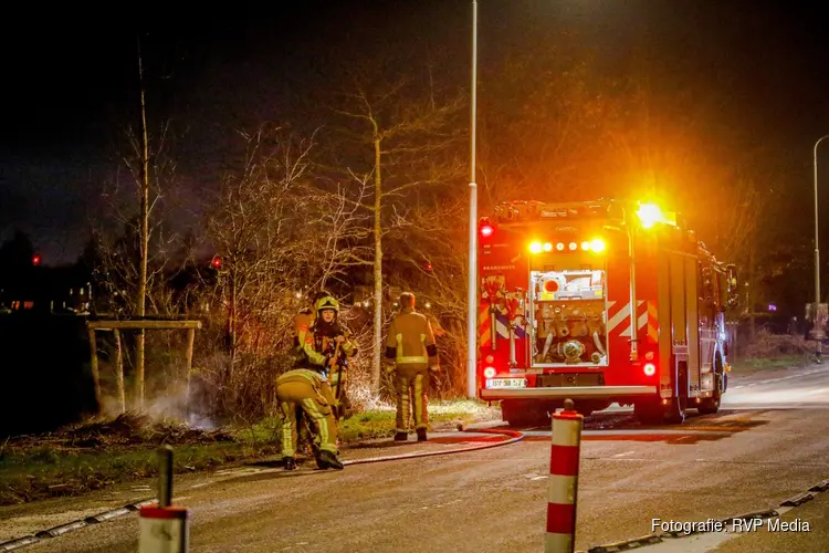 Hopen met riet in brand, brandweer voor de tweede keer uitgerukt