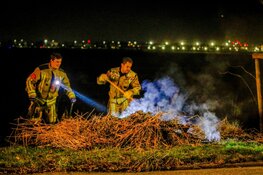 Hopen met riet in brand, brandweer voor de tweede keer uitgerukt