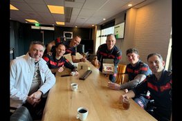 50PLUS biedt brandweer Hoofddorp Valentijnstaart aan