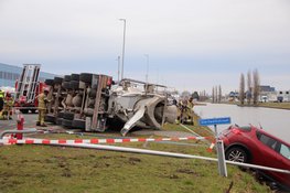 Cementwagen belandt op zijkant terrein bloemenveiling