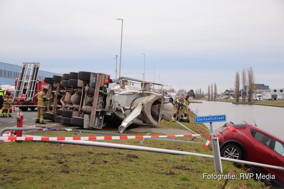 Cementwagen belandt op zijkant terrein bloemenveiling