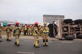 Cementwagen belandt op zijkant terrein bloemenveiling