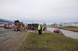 Cementwagen belandt op zijkant terrein bloemenveiling