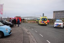 Cementwagen belandt op zijkant terrein bloemenveiling