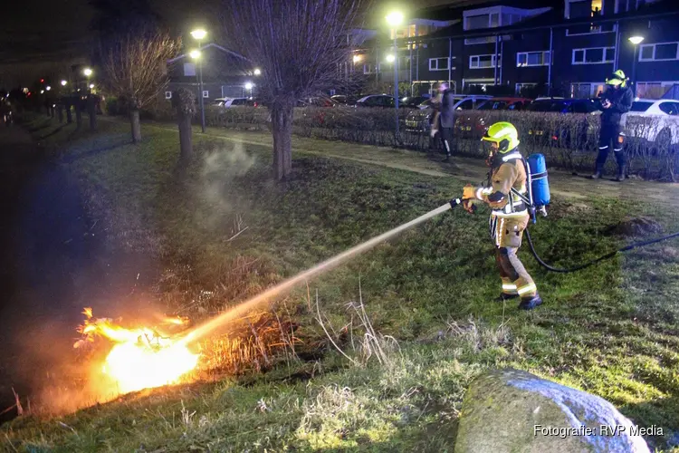 Scooterrijder dumpt scooter in sloot nadat deze tijdens rijden in brand vliegt