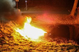 Scooterrijder dumpt scooter in sloot nadat deze tijdens rijden in brand vliegt