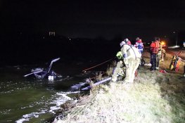 Auto belandt in ringvaart. Duikers zoeken naar bestuurder