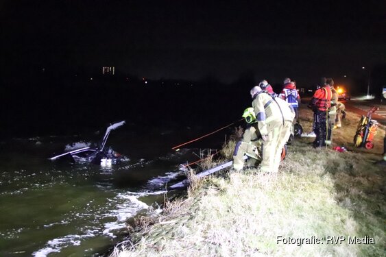 Auto belandt in ringvaart. Duikers zoeken naar bestuurder