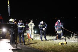 Auto belandt in ringvaart. Duikers zoeken naar bestuurder