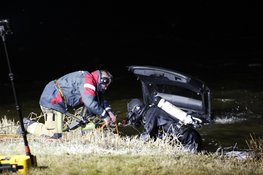 Auto belandt in ringvaart. Duikers zoeken naar bestuurder