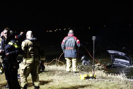 Auto belandt in ringvaart. Duikers zoeken naar bestuurder