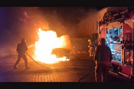 Auto volledig in lichterlaaie in Hoofddorp