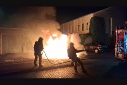 Auto volledig in lichterlaaie in Hoofddorp