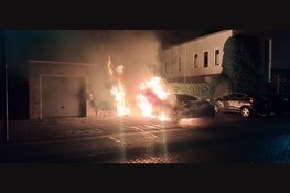 Auto volledig in lichterlaaie in Hoofddorp