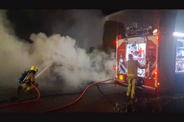 Auto volledig in lichterlaaie in Hoofddorp