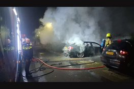 Auto volledig in lichterlaaie in Hoofddorp