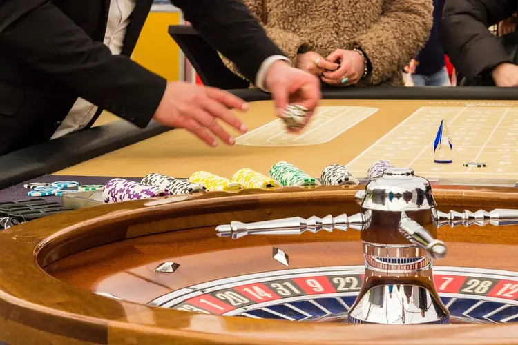 Waarom interactieve casinospellen populair zijn bij buurtfeesten