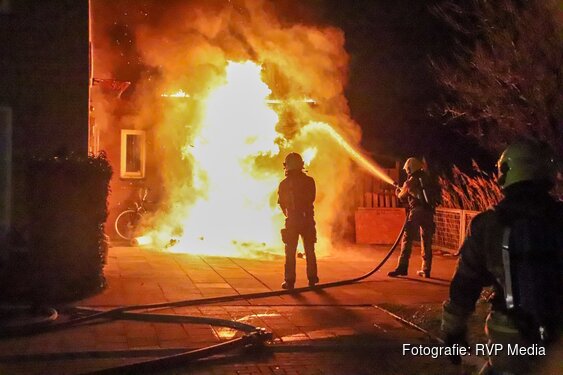 Uitslaande brand in schuur bij woning in Hoofddorp