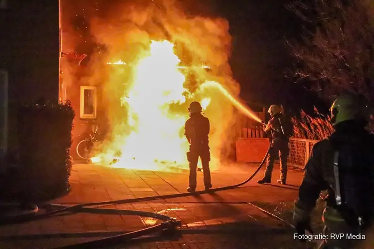 Uitslaande brand in schuur bij woning in Hoofddorp